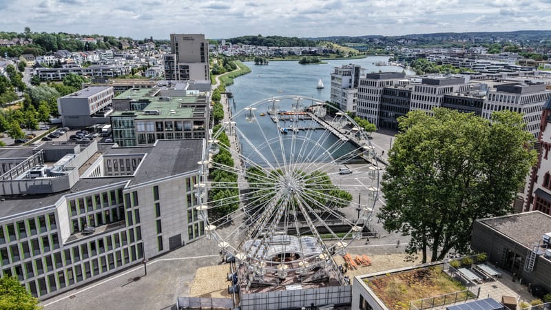 Riesenrad an einem urbanen Wasserstandort