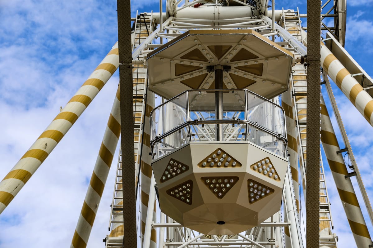 Offene Riesenrad-Gondel mit dekorativen LED-Elementen