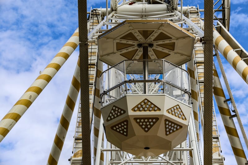 Detail einer offenen Riesenrad-Gondel mit LED-Akzenten