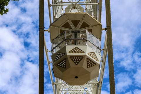 Gondel des Riesenrads von unten