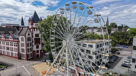Riesenrad auf einem städtischen Platz