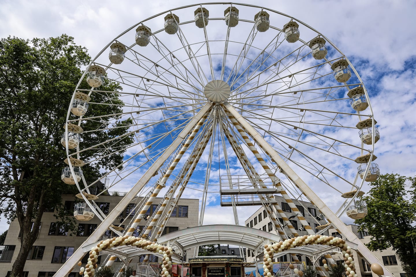 Mobiles 38-Meter-Riesenrad mit offenen Gondeln