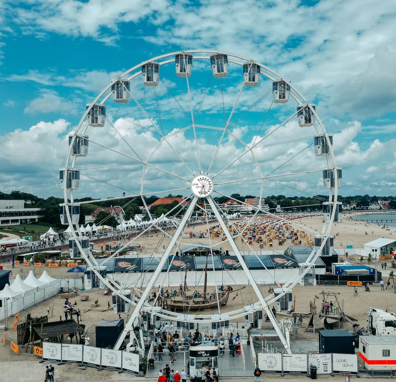 Mobiles Riesenrad in Eventatmosphäre